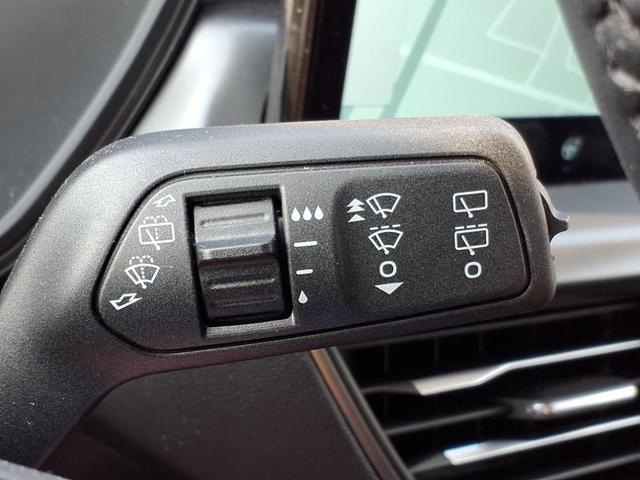 Photo of 2025 Agate Black Metallic Ford Escape PHEV