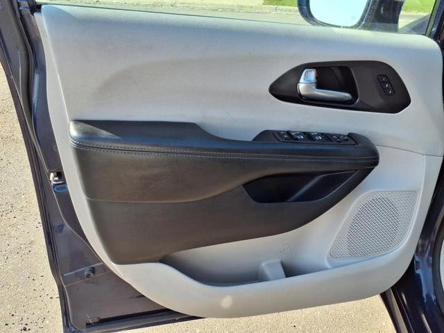 Photo of 2020 Jazz Blue Pearlcoat Chrysler Pacifica