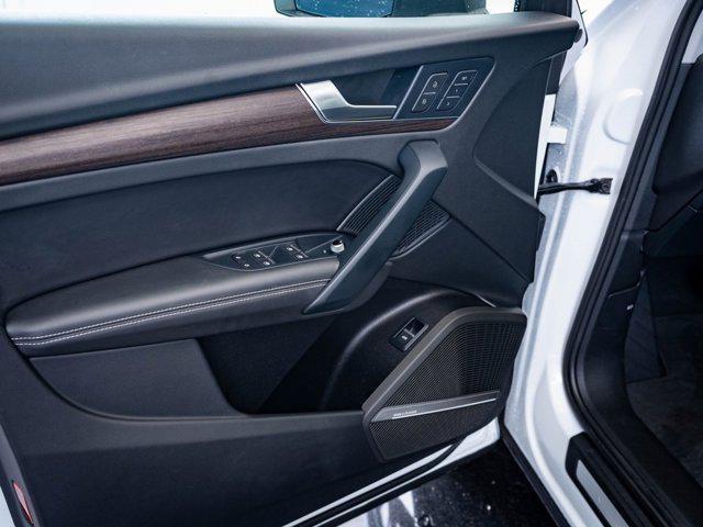 Photo of 2023 Glacier White Audi Q5