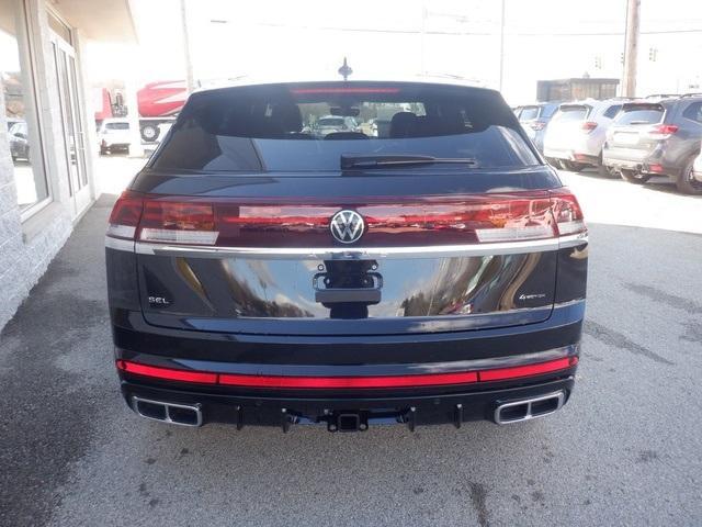 Photo of 2024 Deep Black Pearl Effect Volkswagen Atlas Cross Sport