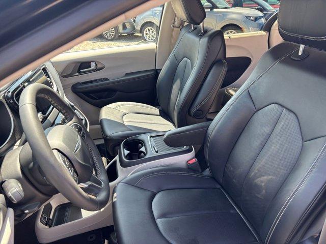 Photo of 2024 Diamond Black Chrysler Pacifica
