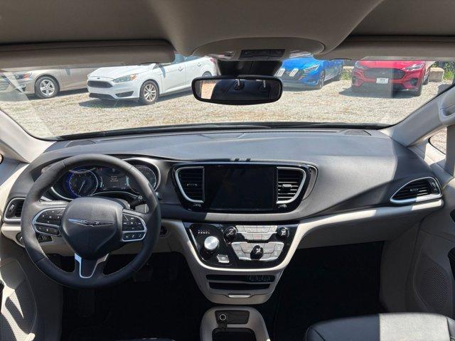 Photo of 2024 Diamond Black Chrysler Pacifica