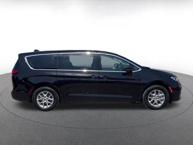 Photo of 2024 Diamond Black Chrysler Pacifica