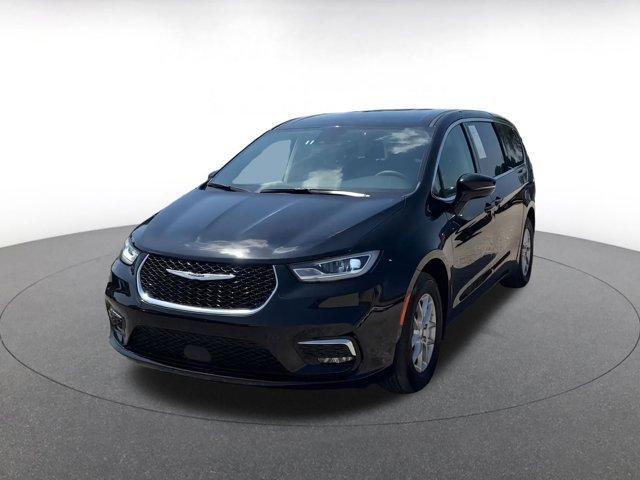Photo of 2024 Diamond Black Chrysler Pacifica