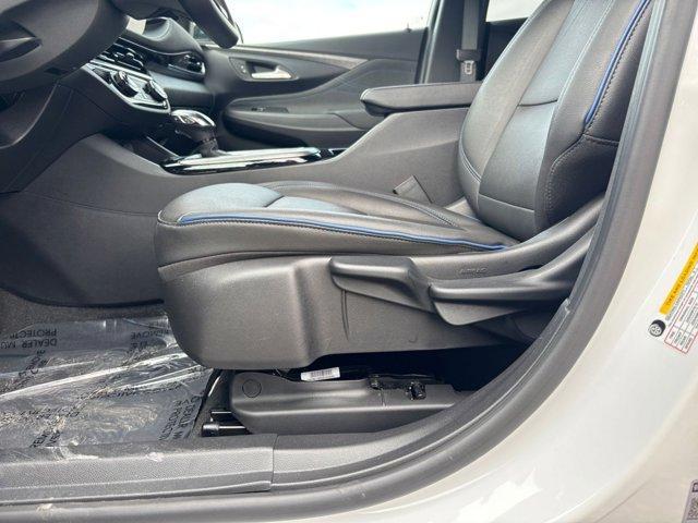 Photo of 2025 Summit White Buick Envista