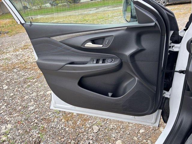 Photo of 2025 Summit White Buick Envista