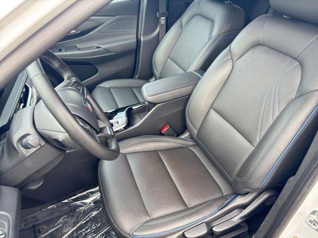 Photo of 2025 Summit White Buick Envista