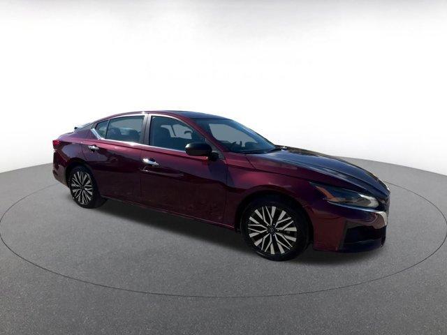 Photo of 2024 Garnet Pearl Me Nissan Altima