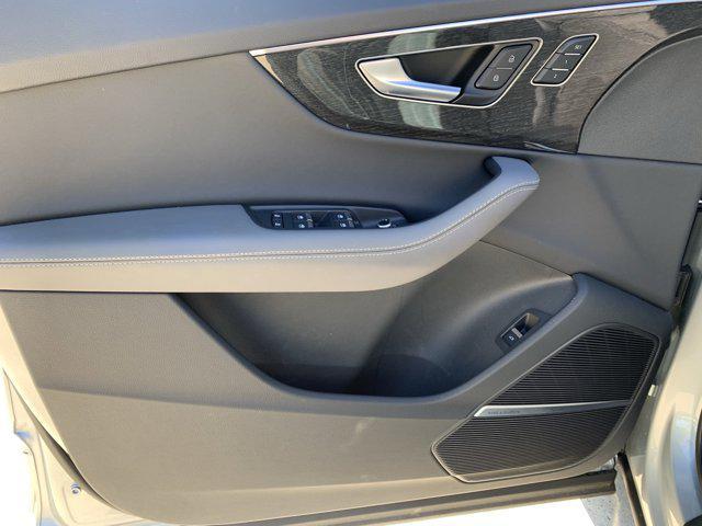 Photo of 2025 Satellite Silver Metallic Audi Q7