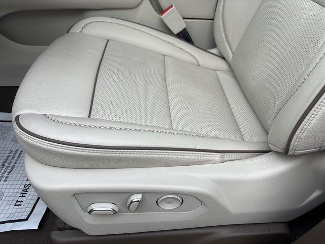 Photo of 2023 White Frost Tri-Coat GMC Yukon