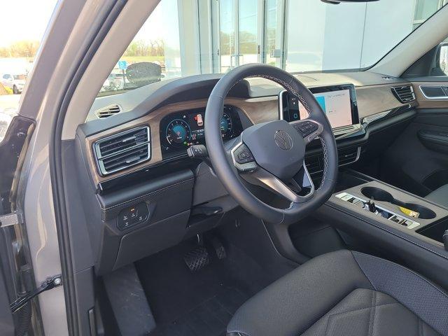 Photo of 2024 Silver Bird Metallic Volkswagen Atlas