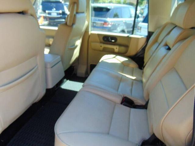 Photo of 2003 Orange Land Rover Discovery