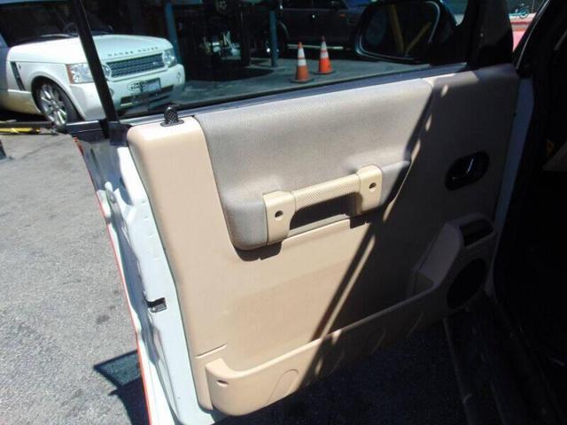 Photo of 2003 Orange Land Rover Discovery
