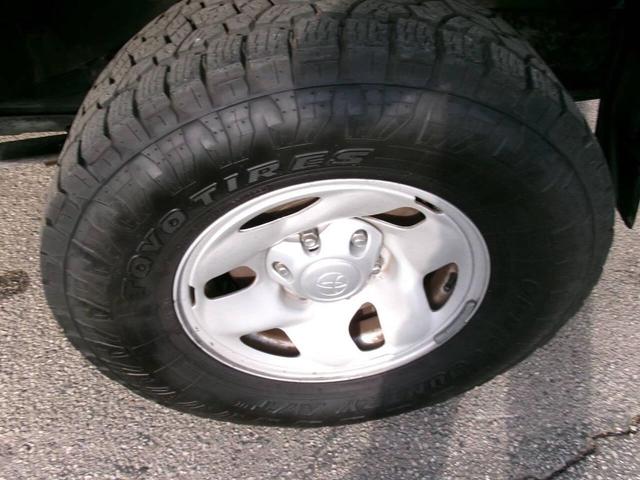 Photo of 2003 Lunar Mist Metallic Toyota Tacoma