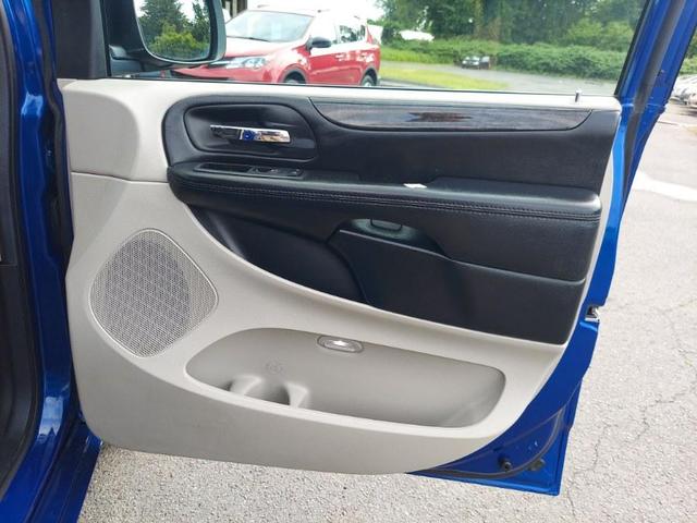 Photo of 2019 Indigo Blue Clearcoat Dodge Grand Caravan
