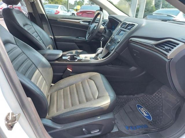 Photo of 2016 White Ford Fusion