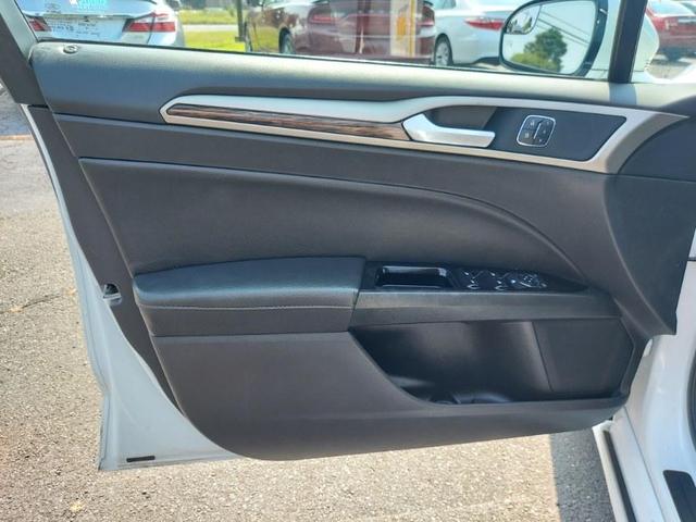 Photo of 2016 White Ford Fusion