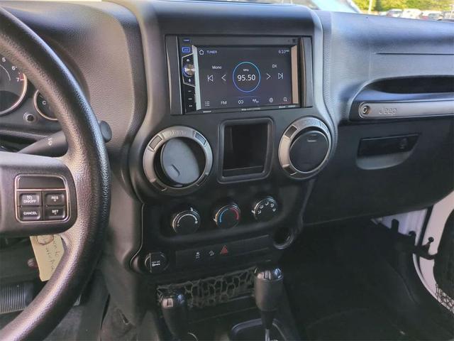 Photo of 2015 Bright White Jeep Wrangler