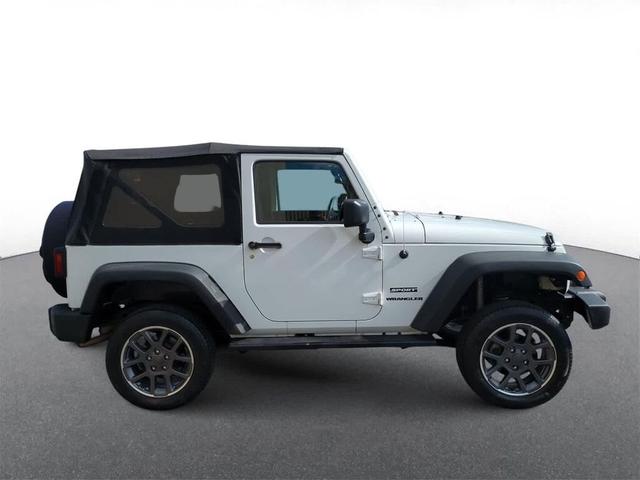 Photo of 2015 Bright White Jeep Wrangler