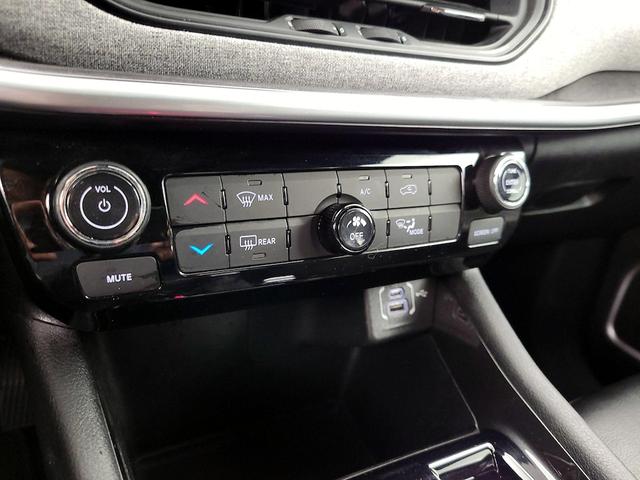 Photo of 2023 White Jeep Compass