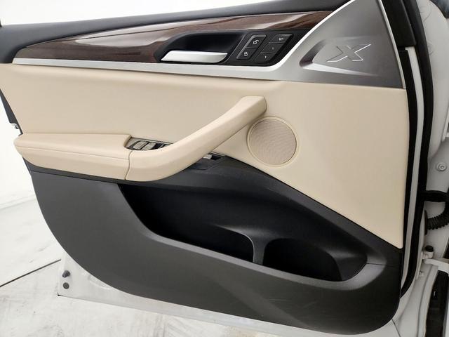 Photo of 2022 White BMW X3