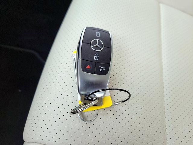 Photo of 2023 White Mercedes-Benz GLE 350