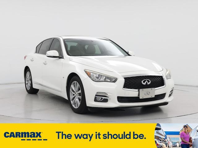 Photo of 2014 White INFINITI Q50