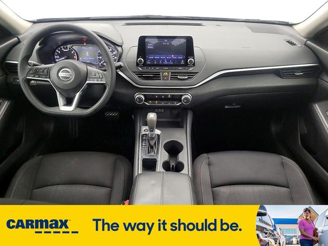 Photo of 2019 Silver Nissan Altima