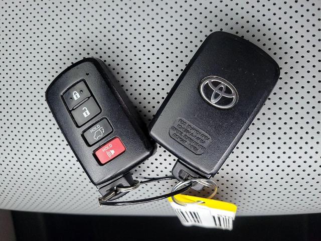 Photo of 2017 White Toyota Highlander