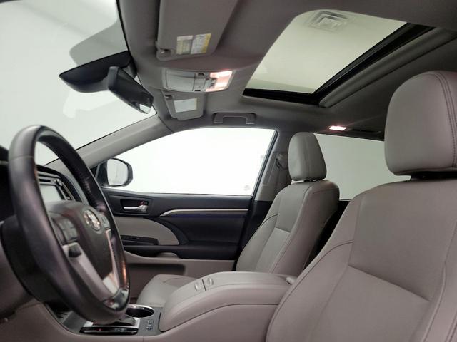 Photo of 2017 White Toyota Highlander