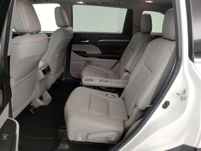 Photo of 2017 White Toyota Highlander