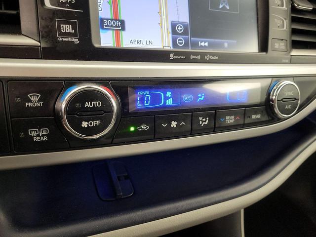 Photo of 2017 White Toyota Highlander