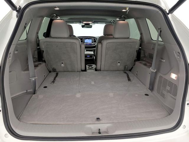 Photo of 2017 White Toyota Highlander