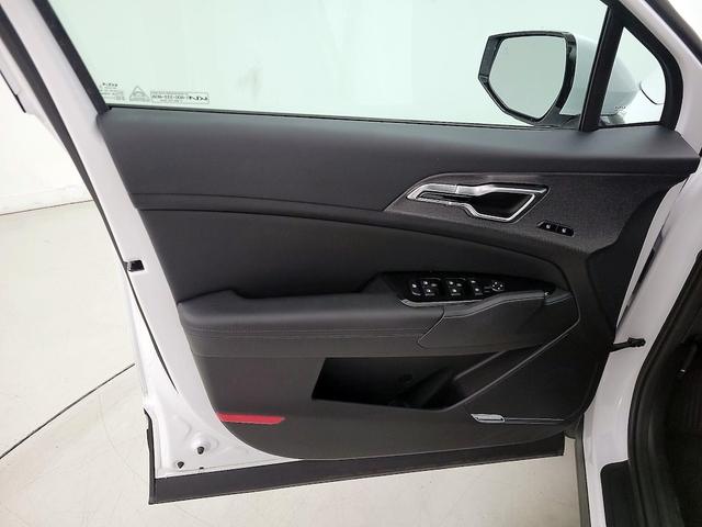 Photo of 2023 White Kia Sportage