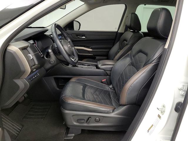 Photo of 2023 White Nissan Pathfinder