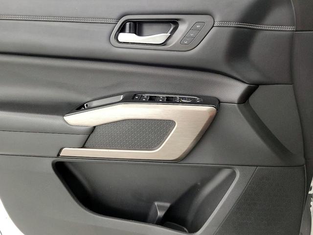 Photo of 2023 White Nissan Pathfinder