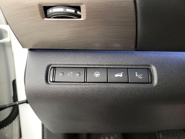 Photo of 2023 White Nissan Pathfinder
