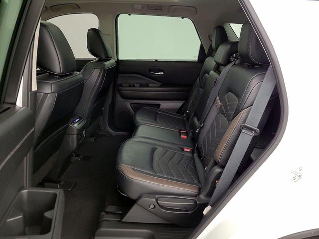 Photo of 2023 White Nissan Pathfinder