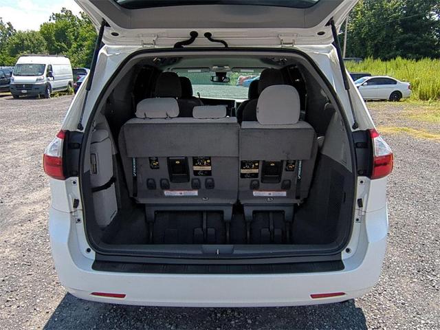 Photo of 2018 Super White Toyota Sienna