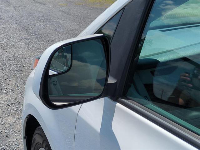 Photo of 2018 Super White Toyota Sienna