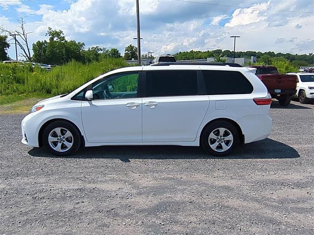 Photo of 2018 Super White Toyota Sienna