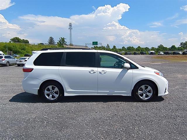 Photo of 2018 Super White Toyota Sienna