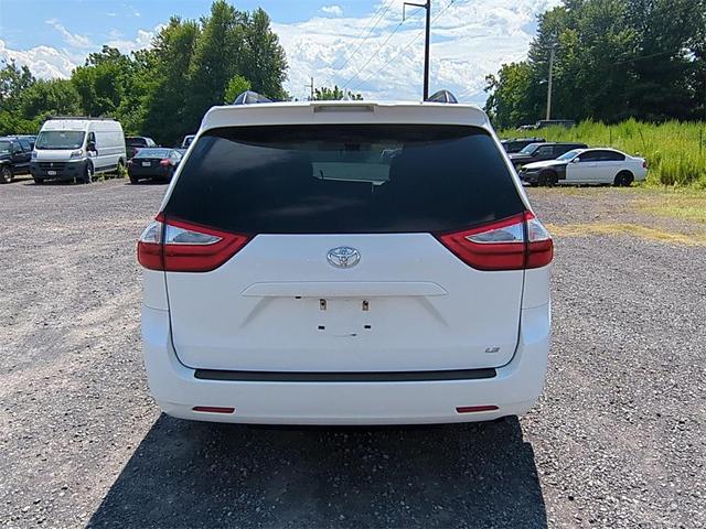 Photo of 2018 Super White Toyota Sienna