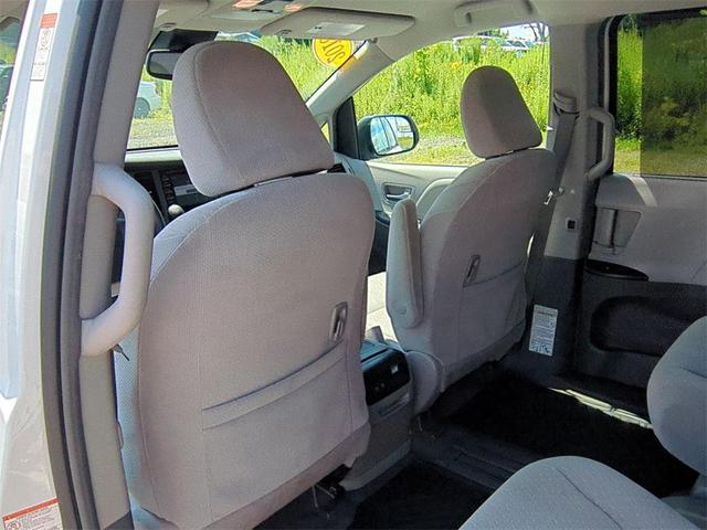 Photo of 2018 Super White Toyota Sienna