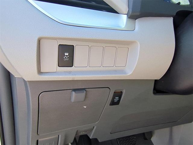 Photo of 2018 Super White Toyota Sienna