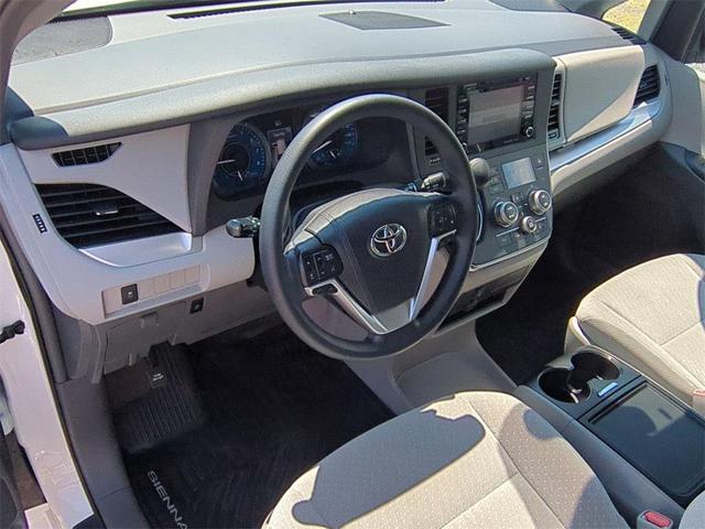 Photo of 2018 Super White Toyota Sienna