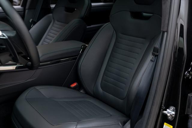 Photo of 2024 Obsidian Black SV Bespoke Ultra Metallic Gloss Land Rover Range Rover Sport