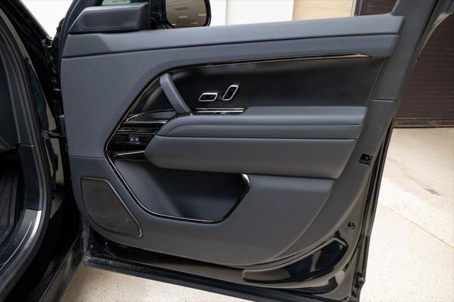 Photo of 2024 Obsidian Black SV Bespoke Ultra Metallic Gloss Land Rover Range Rover Sport