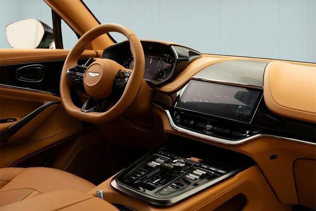 Photo of 2025 GREEN Aston Martin DBX