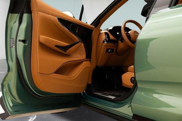 Photo of 2025 GREEN Aston Martin DBX